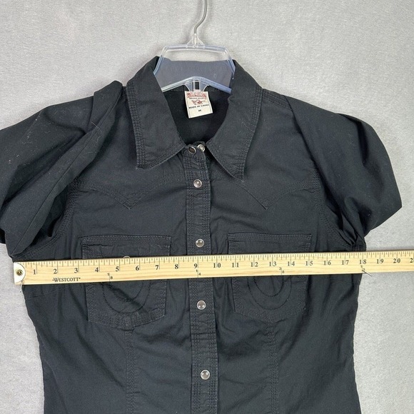 True Religion Woman Top Sz Medium Cropped Pearl Snaps Logo Pockets Raw Hem READ - Picture 12 of 14